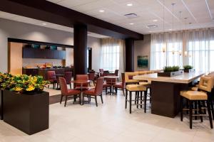 TV a/nebo společenská místnost v ubytování Residence Inn by Marriott Calgary South