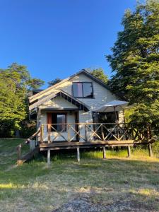 una casa con una gran terraza frente a ella en Casa con vista a Futaleufú, en Futaleufú