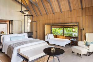 Postel nebo postele na pokoji v ubytování The St. Regis Maldives Vommuli Resort