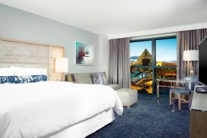 Letto o letti in una camera di Walt Disney World Swan