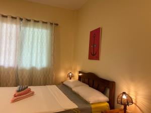 Postel nebo postele na pokoji v ubytování Villa Skanderbeg Guest House Talaudyong Beach