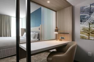 Postel nebo postele na pokoji v ubytování SpringHill Suites by Marriott Texas City