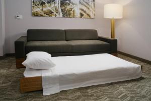 Postel nebo postele na pokoji v ubytování SpringHill Suites by Marriott Texas City