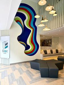 Ein Sitzbereich in der Unterkunft The Bloc Hotel Phuket - SHA Extra Plus