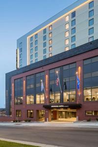 マディソンにあるSpringHill Suites Madisonの旗の目の前の大きな建物