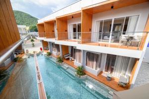 Luftaufnahme eines Hauses mit Swimmingpool in der Unterkunft Caviar Kohlarn in Ko Larn