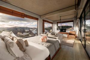 Un dormitorio con una cama grande y una ventana grande. en HT House, en Da Lat