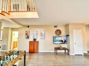 サンタクララにあるStunning Oasis Retreat Pool Hot Tub SF Bayの壁に薄型テレビが備わる広い客室です。