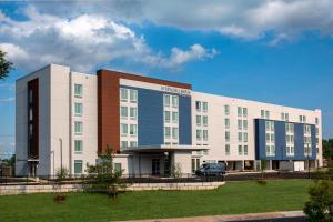 纽瓦克Springhill Suites By Marriott Newark Downtown的一栋建筑前停着一辆车