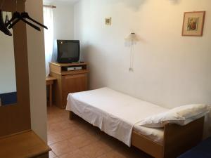 Camera piccola con letto e TV di Vera Bed and Breakfast a Umag (Umago)