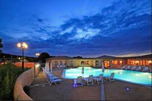 Piscina en o cerca de Apartments with shared pool Vignola Mare Aglientu
