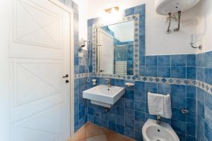 Un baño de Apartments with shared pool Vignola Mare Aglientu
