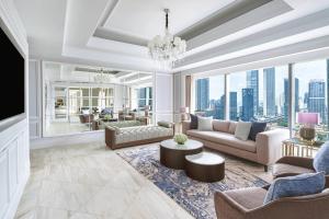 un soggiorno con vista sulla città di The Ritz-Carlton Jakarta, Mega Kuningan a Giacarta