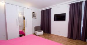 Televízia a/alebo spoločenská miestnosť v ubytovaní Apartment Sabioncello
