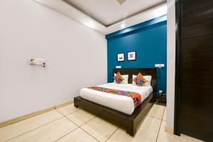 Postel nebo postele na pokoji v ubytování FabHotel City Suits Near Medanta- The Medicity, Gurugram + 23 fotografií
