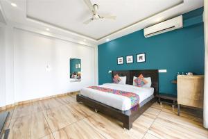 Postel nebo postele na pokoji v ubytování FabHotel City Suits Near Medanta- The Medicity, Gurugram