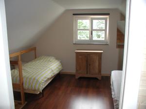De Bosbeekpoort في Opglabbeek: غرفة نوم مع سرير بطابقين ونافذة