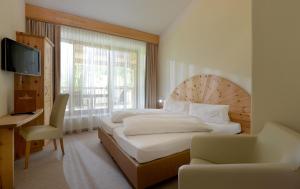 pokój hotelowy z dwoma łóżkami i telewizorem w obiekcie Hotel Kraftquelle Schlossblick w mieście Angerberg +37 zdjęć