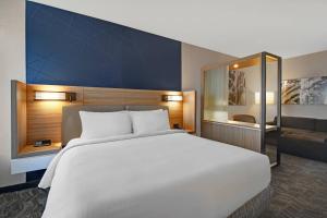 Postel nebo postele na pokoji v ubytování SpringHill Suites by Marriott St. Paul Arden Hills