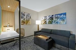 Postel nebo postele na pokoji v ubytování SpringHill Suites by Marriott St. Paul Arden Hills