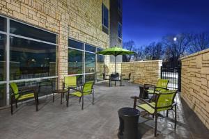 Patio nebo venkovní prostory v ubytování SpringHill Suites by Marriott St. Paul Arden Hills