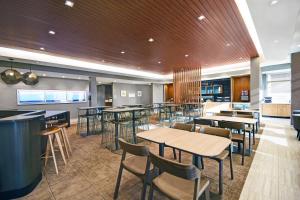 Restaurace v ubytování SpringHill Suites by Marriott St. Paul Arden Hills