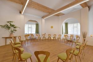 Pokój z kilkoma krzesłami i stołami w obiekcie Hotel Kraftquelle Schlossblick w mieście Angerberg