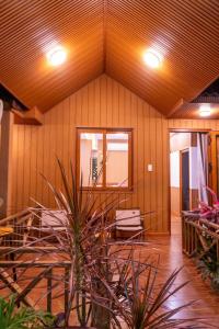 una habitación con mesas y sillas en un edificio en Cherry homestay bmt, en Buôn Ðũng 5 fotos más