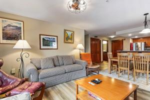 Χώρος καθιστικού στο 2201 - Two Bedroom Standard Eagle Springs East condo