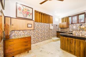 Kuchyň nebo kuchyňský kout v ubytování House Of Comfort Delhi