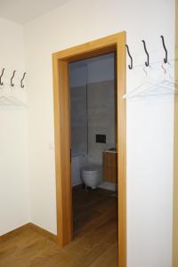 ポントレジーナにあるChesa Muraglsのトイレにつながるドア付きのバスルーム