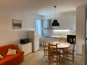 Η κουζίνα ή μικρή κουζίνα στο Villa Carlotta Rossa - Holiday Home with garden and pool