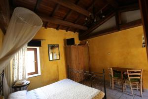 een slaapkamer met een bed, een tafel en een raam bij B&B La Casuccia Di Assisi in Assisi