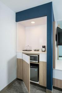 Kuchyň nebo kuchyňský kout v ubytování SpringHill Suites St. Paul Downtown