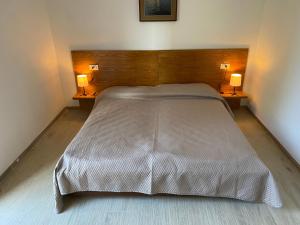 Ένα ή περισσότερα κρεβάτια σε δωμάτιο στο Villa Carlotta Rossa - Holiday Home with garden and pool +23 φωτογραφίες