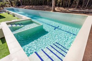 Bazén v ubytovaní Luxury private Villa 25m Pool, Gym, 200m to Beach alebo v jeho blízkosti