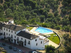an aerial view of a house with a swimming pool at Hotel Rural los Tadeos in Zahara de la Sierra