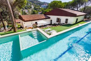 Bazén v ubytovaní Luxury private Villa 25m Pool, Gym, 200m to Beach alebo v jeho blízkosti