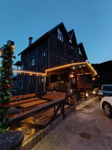 Bangunan di mana terletaknya chalet +64 gambar