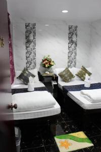 Un pat sau paturi într-o cameră la Cynthia's Inn