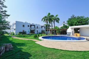 Un patio con piscina delante de un edificio. en Villa Rosa Cotonou, en Cotonou