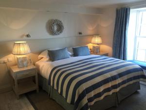 St Mawes Hotel客房内的一张或多张床位