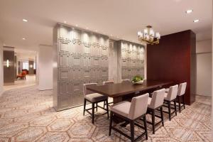 a dining room with a table and chairs at Sheraton Philadelphia University City Hotel in Philadelphia