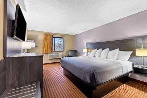 Postel nebo postele na pokoji v ubytování Super 8 by Wyndham Amsterdam
