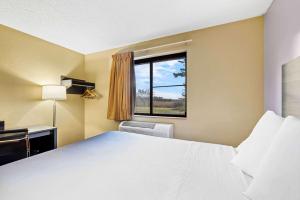 Postel nebo postele na pokoji v ubytování Super 8 by Wyndham Amsterdam