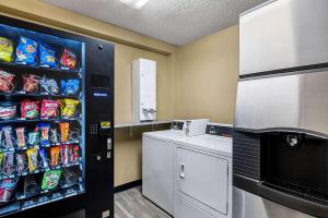 einen Automaten mit vielen Chips in der Unterkunft Super 8 by Wyndham Amsterdam in Amsterdam