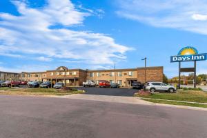 a view of a day inn with a parking lot at Days Inn by Wyndham Sioux Falls in Sioux Falls