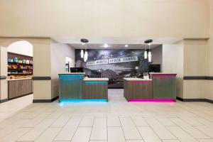 - une vue sur un fast-food doté d'un grand écran dans l'établissement La Quinta by Wyndham Ft. Worth - Forest Hill, TX, à Forest Hill 25 autres photos