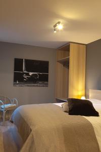 1 dormitorio con 1 cama y una foto en la pared en FLY in POPS en Poperinge