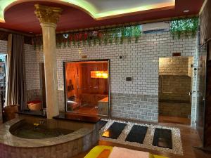 a large bathroom with a tub in a room at Hotel massage RiverSide in Ấp Buo18i Cán
